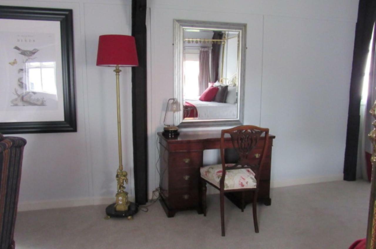 ברידג'ווטר The Old Vicarage Hotel & Restaurant מראה חיצוני תמונה A dressing table